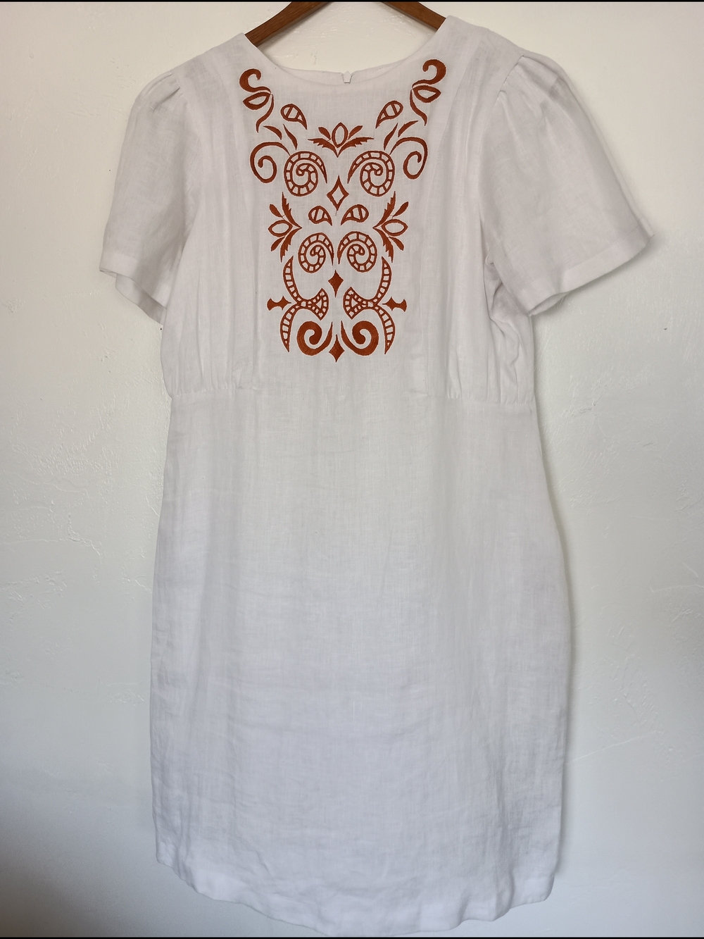 abito 100% Linen White Dress Rust Embroidered Front